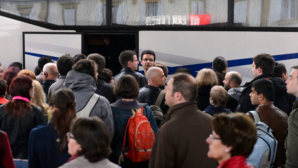 Glieud che spetga sin il tren