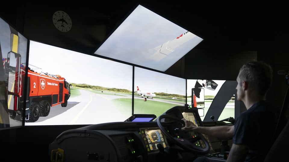 Ein Feuerwehrmann in einem Simulator zur Brandbekämpfung auf einem Flugplatz.