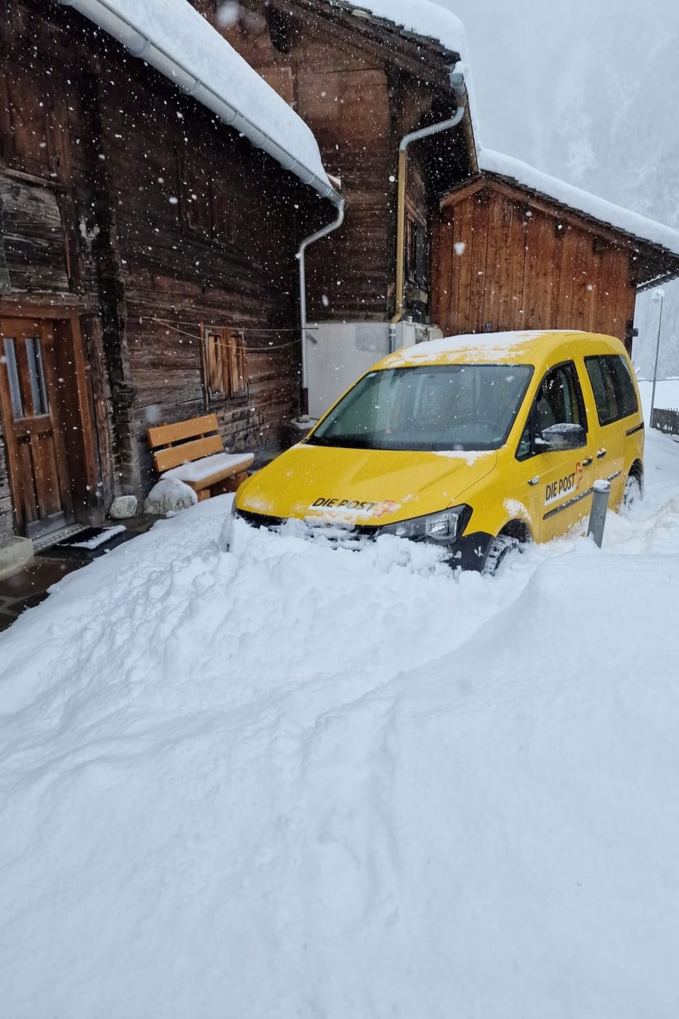 Auto der Post im Schnee