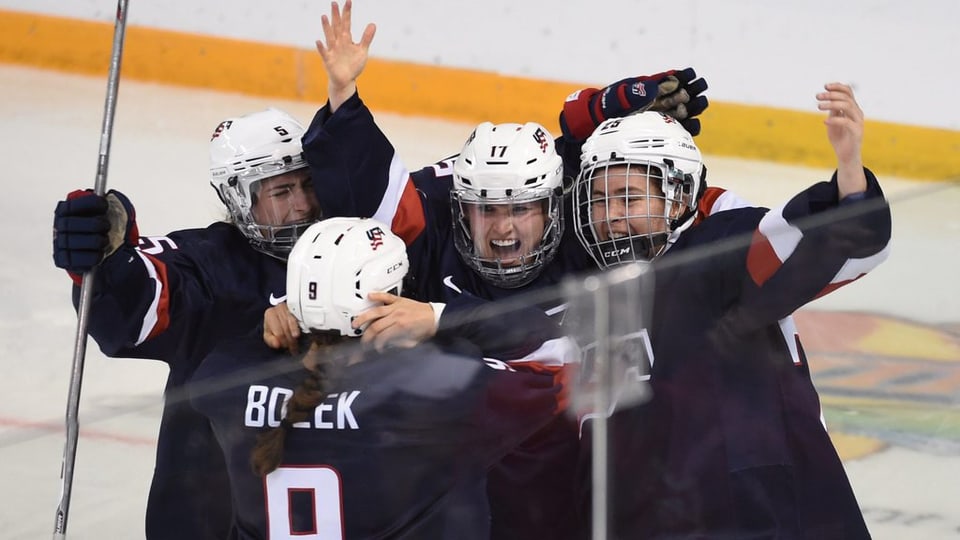 quatter giugadras da hockey sa legran dal titel da campiunessas mundialas