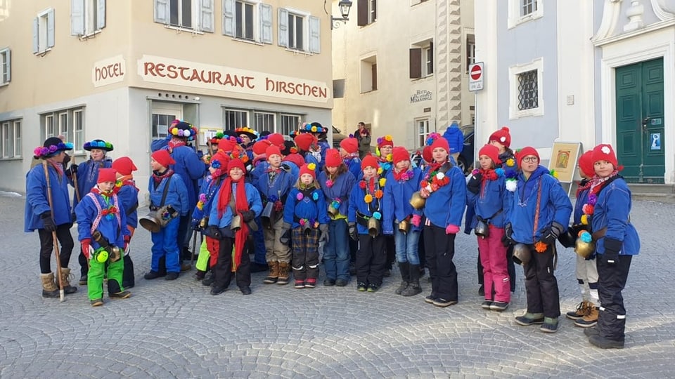 Samedan gruppa d'uffants en costum sin plaz vischnanca