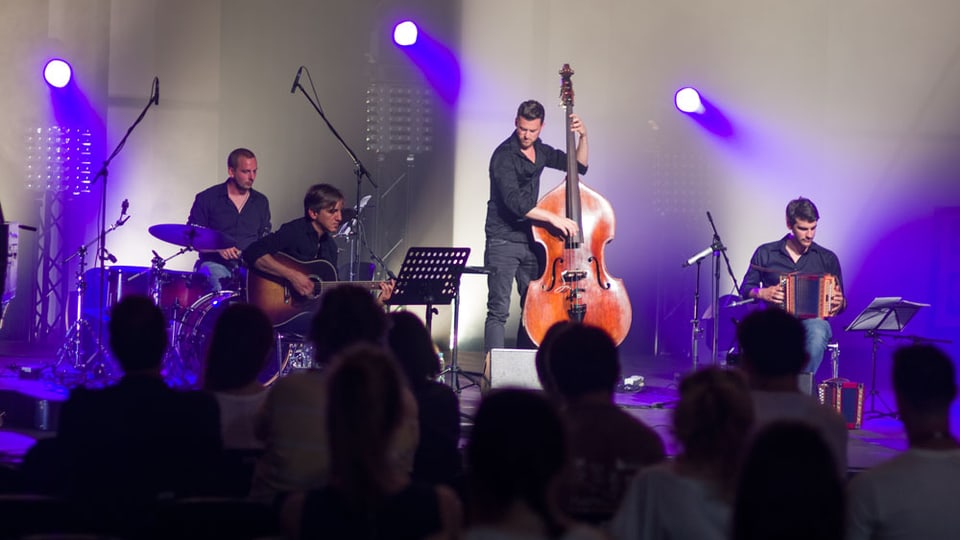 Gruppa da musica Robin Mark suna avant public.