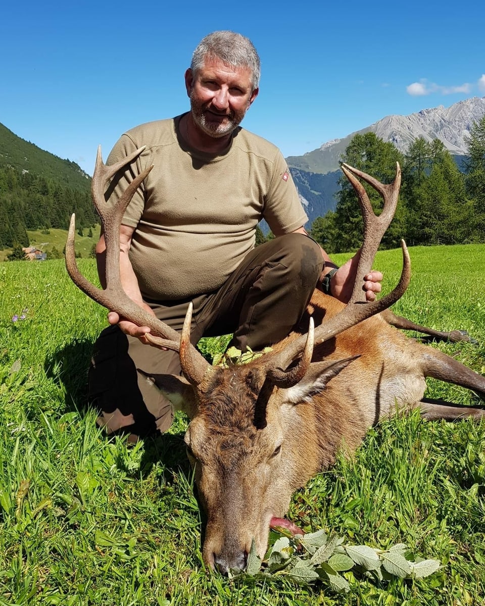 Mario Devonas cun ses tschierv da curuna.