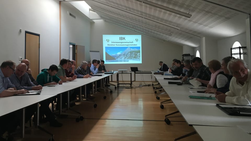 Radunanza generala a Cuira - Ina sala da radunanza plain umens che sesan.