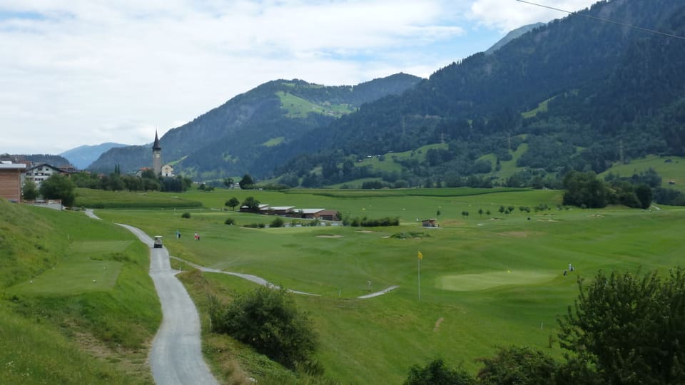 Ina part da la plazza da golf a Sagogn. Davos la baselgia catolica da Sagogn.