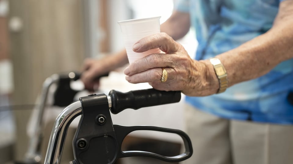 Maun da dunna vi da rollator.
