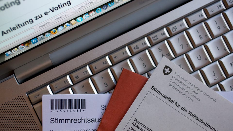 Documents da votaziun sin la tastatura d'in computer.