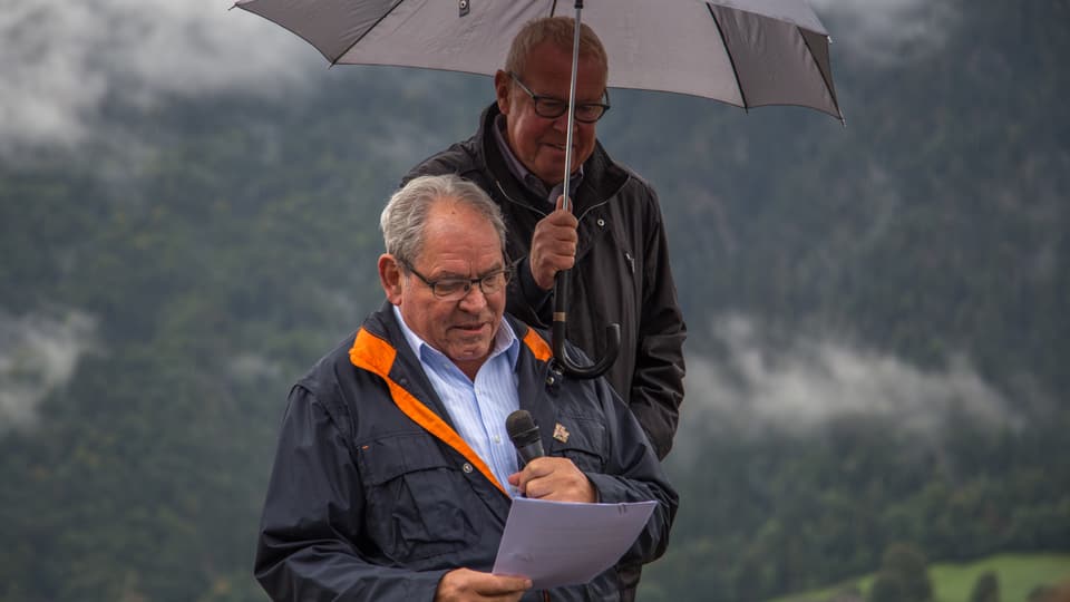 Hans Fischer, l'organisatur declera la ruta per ils participants.