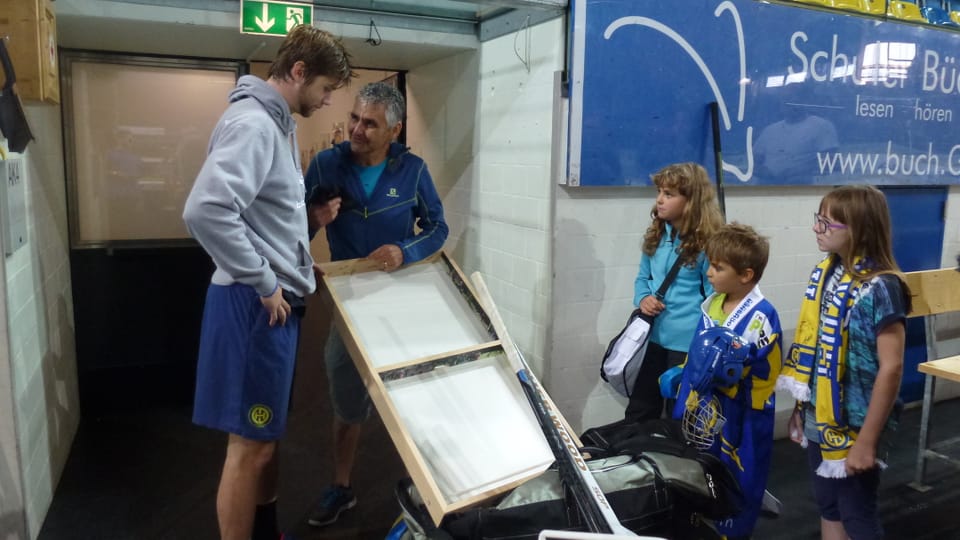 André Bertogg surdat il regal al defensur dal HCD Claude-Curdin Paschoud.