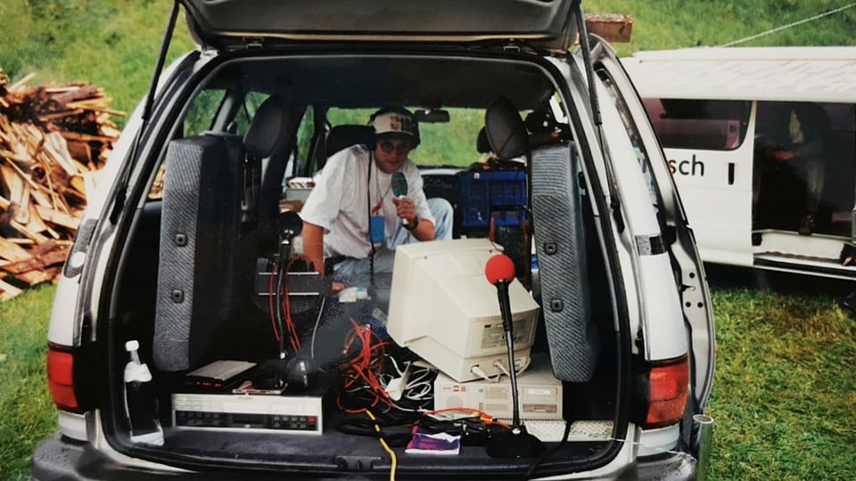 Moderatur fa radio en la valischera d'in auto.