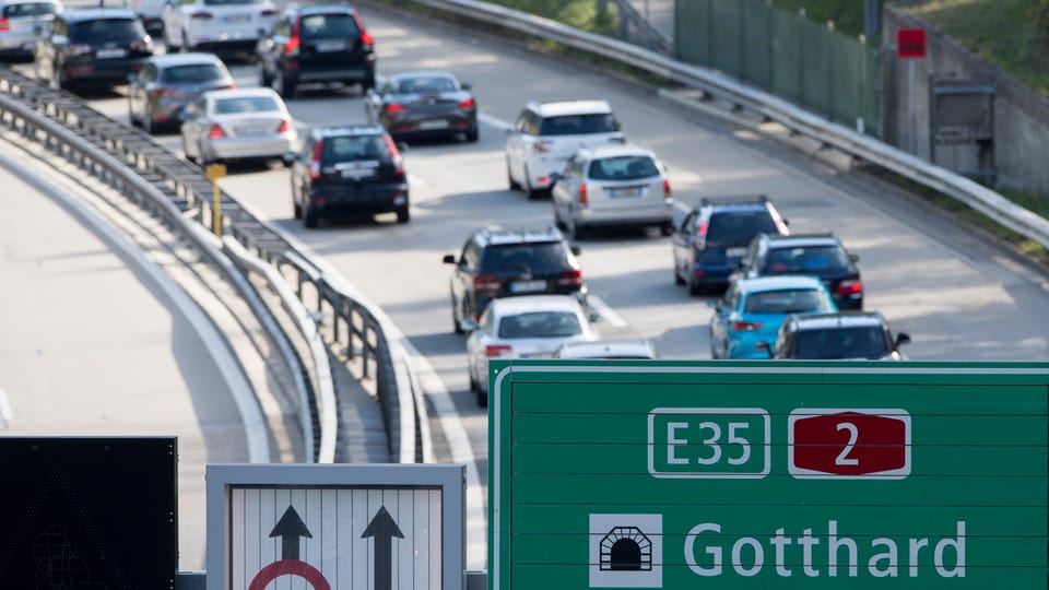 Colonna sin la via avant il Gotthard. Davon èsi da vesair ina tabla dal Gotthard.