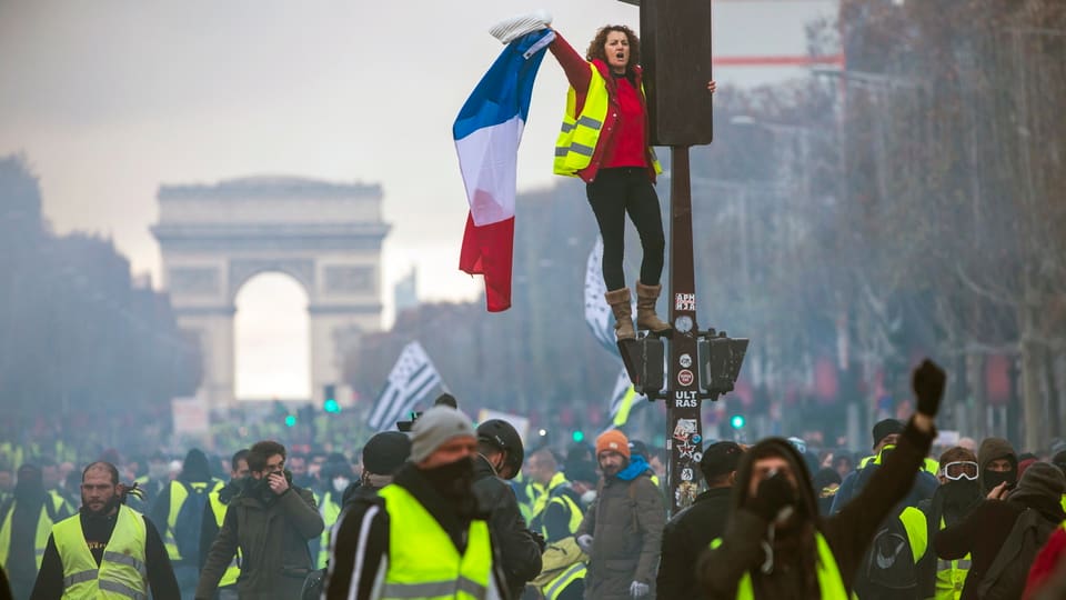impressiun durant demonstraziun sin Les Champs Élysées.