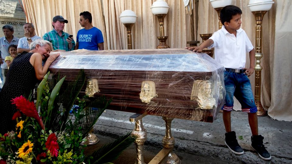Ina dunna tar il funeral dad in confamigliar.