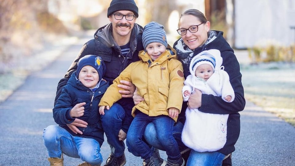 La famiglia Cavegn-Pfister cun Levin, Janis e Luana.