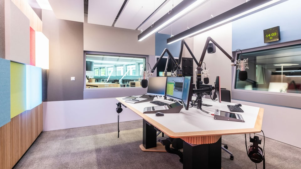 Das Bild zeigt das neue Radiostudio von RTR mit zwei Fenstern, ein Schreibtisch und viel Technik.
