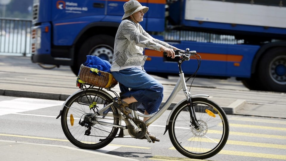 Duna che va cun in e-bikes tras la citad.