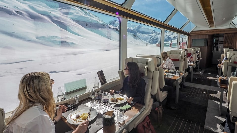 Invista en in dals vaguns dal Glacier Express.