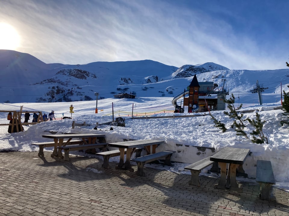 Terassa cun maisas en territori da skis. cuntrada d'enviern davosvart piza ed in runal