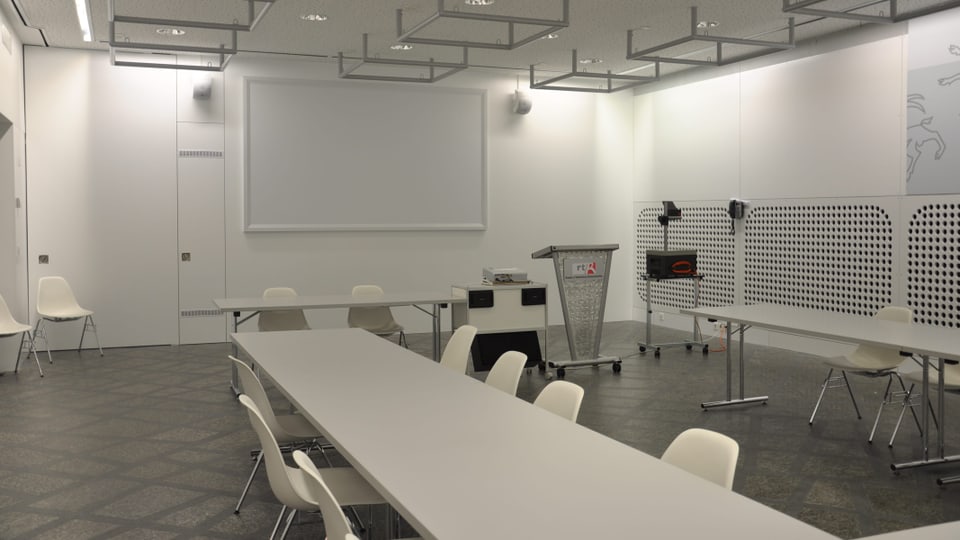 La sala Muntanella, mobigliada cun sutgas e maisas, e pinada per la proxima infurmaziun.