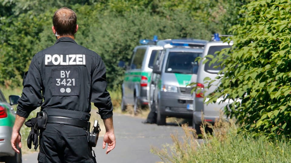 Polizia en acziun suenter l’attatga d’in giuven Afgan a Würzburg 