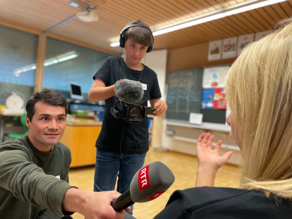 Kinder filmen ein Interview.