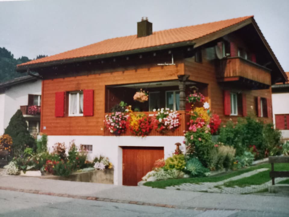 Ein Haus, mit Blumen dekoriert.