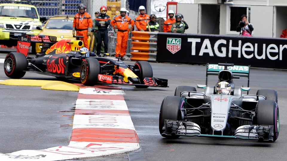 Lewis Hamilton gudogna avant Daniel Ricciardo.