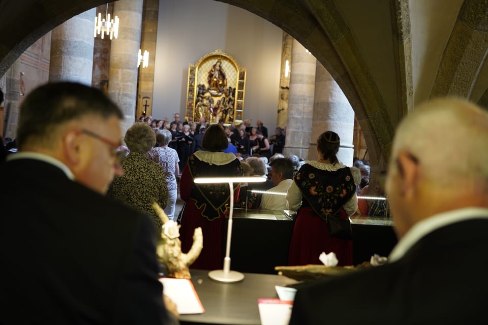 Die Experten beobachten den nächsten Chor in der Kirche Clostra Son Jon.