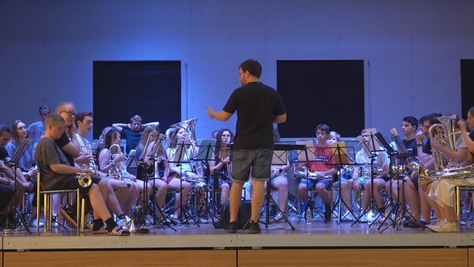 Die Formation der Jugend Brass Band Graubünden während den Proben in Obersaxen. 