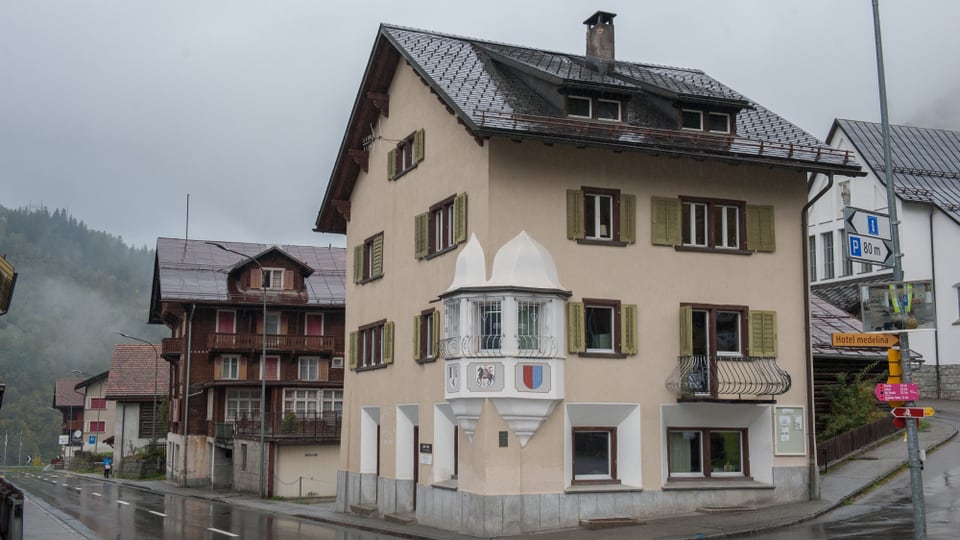 En il lieu da l'anteriura posta, il clavà davos e l'anteriur Hotel Posta duai quai dar novas abitaziuns.