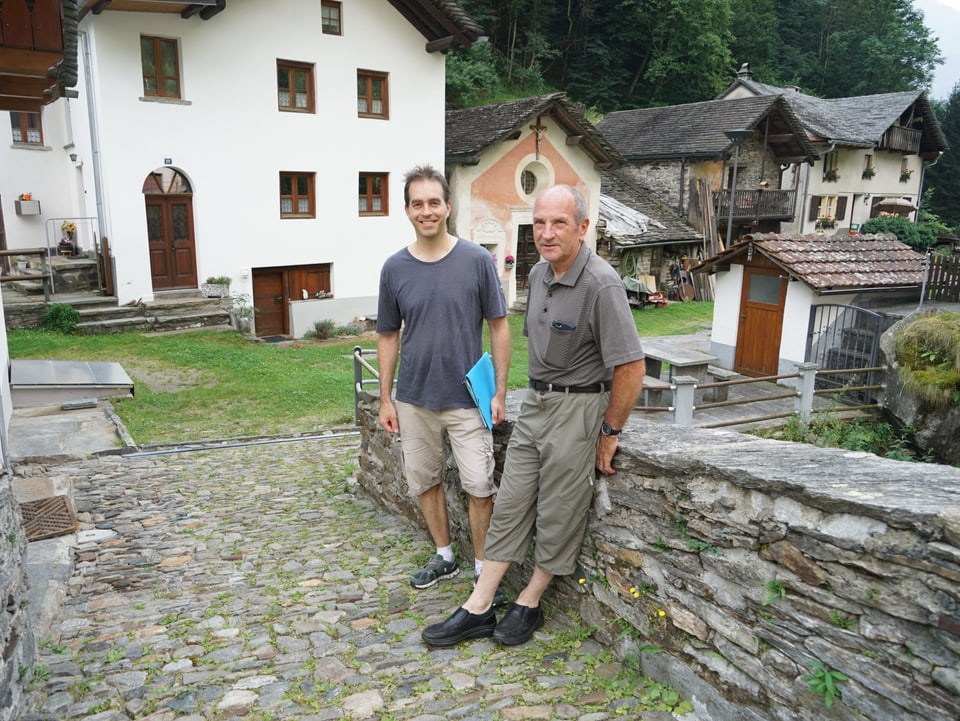 Da san.: Sascha Pizzetti, il manader da project Parc natiral Val Calanca e Toni Theus, il president communal da Calanca e commember da la gruppa strategica dal parc. 