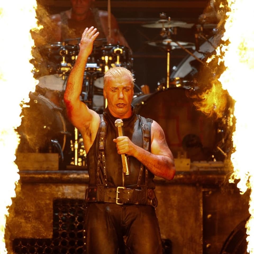 Till Lindemann cantadur da la gruppa tudestga Rammstein durant in concert