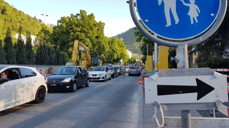 Purtret d'autos en colonna ed in velo che passa sperasvi. 