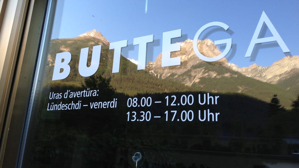 Fanestra cun scrittira da la Buttega.