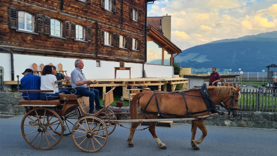 Die Kutsche führt die Gäste nach Brigels ins Haus der Fausta Capaul. 