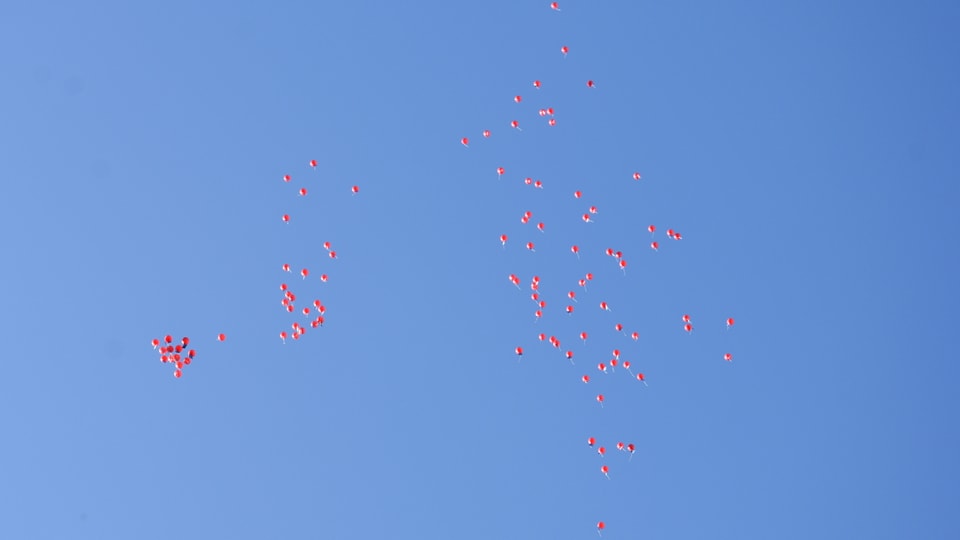 balluns cotschens en il tschiel blau sur Cuira