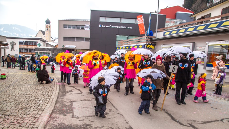 Uffants cun parasols.