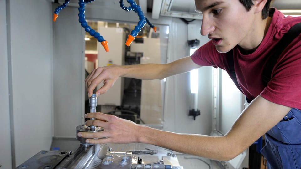 Per proteger las plazzas da lavur èn ils sindicats pronts da desister da pretensiuns per augmentar las pajas.