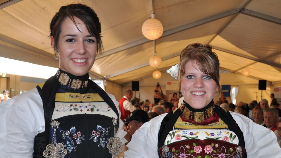 dus dunnas cun costum