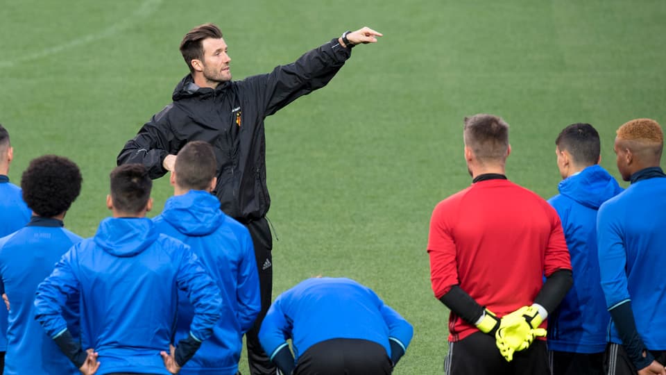 Raphael Wicky e ses giugaders en il trenament.