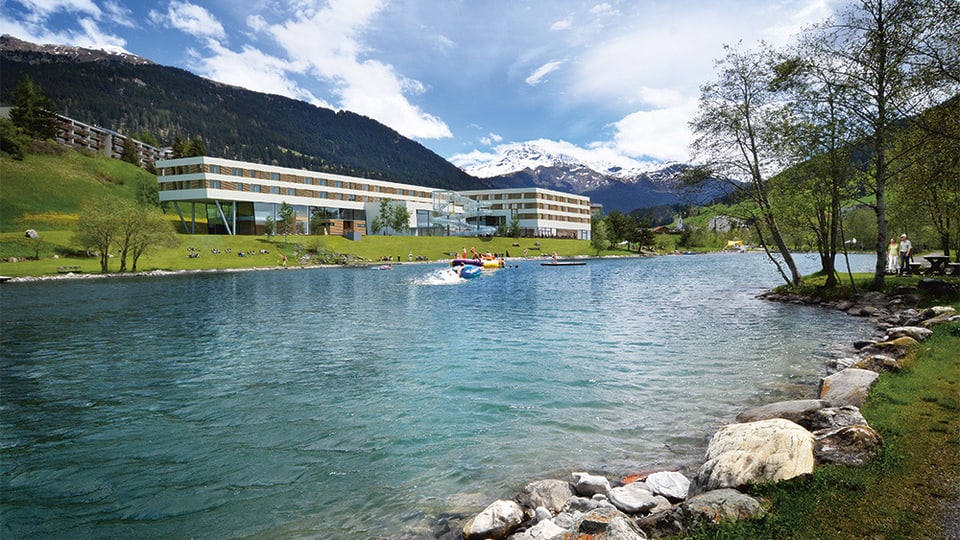 Il lai Barnagn cun vista sin il hotel cun bogn planisà - davos il hotel duai dar pliras chasas cun abitaziuns.