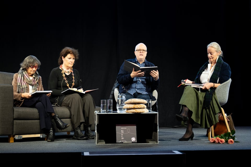 Zusammen auf der Bühne: Marisa Keller-Ottaviano, Aline Delacrétaz, Jachen Andry und Mevina Puorger.
