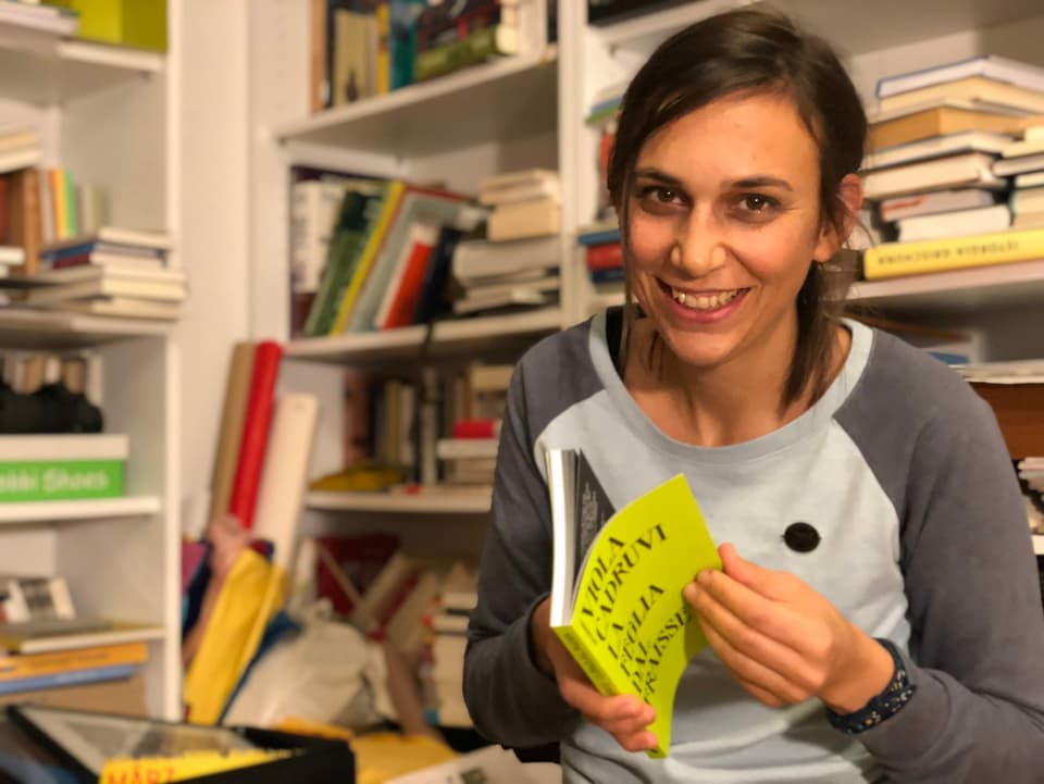 Silvana Derungs che tegna enta maun il cudesch da Viola Cadruvi.