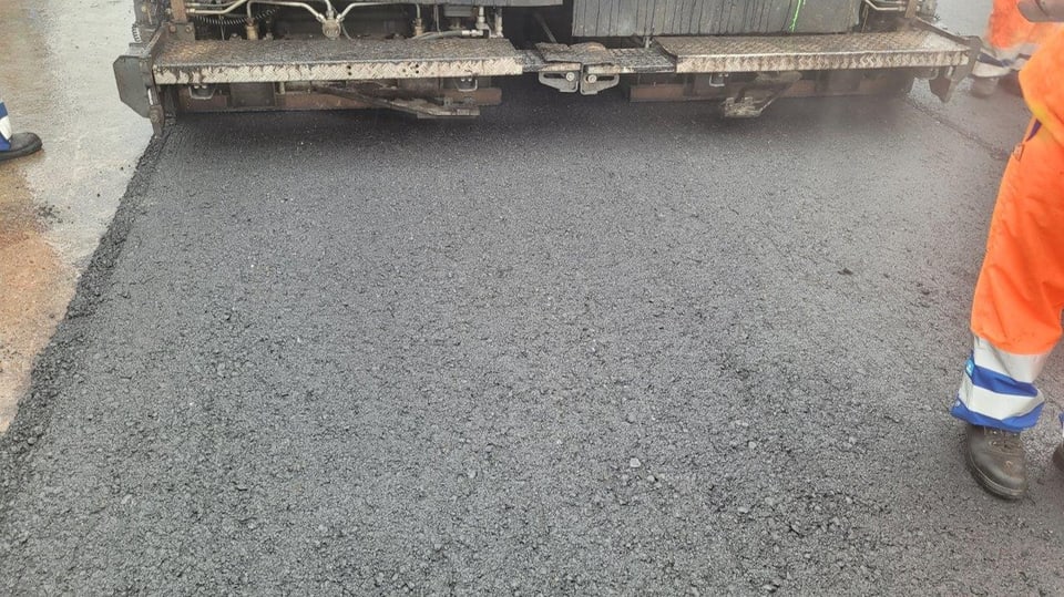 Gründer Asphalt aus Grünkohle im Strassenbau bei Basel-Stadt.