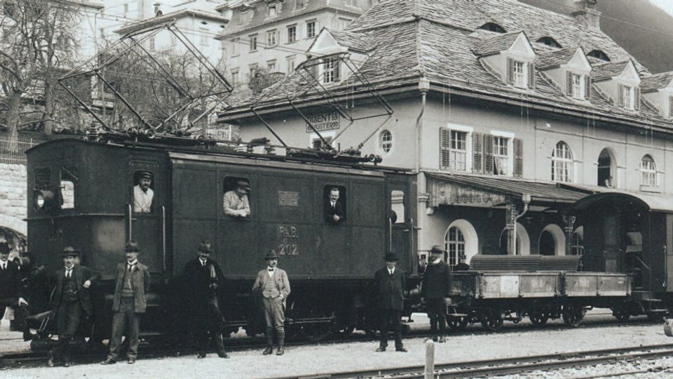 L'emprima locomotiva electrica ch'è arrivada il matg 1922 a Mustér.