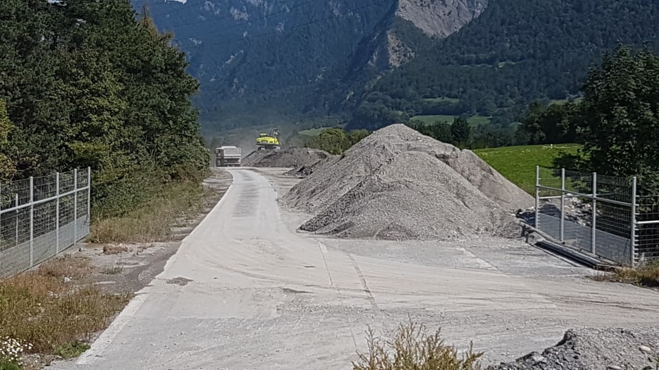 via betunada veglia, in mantun glera a dretga