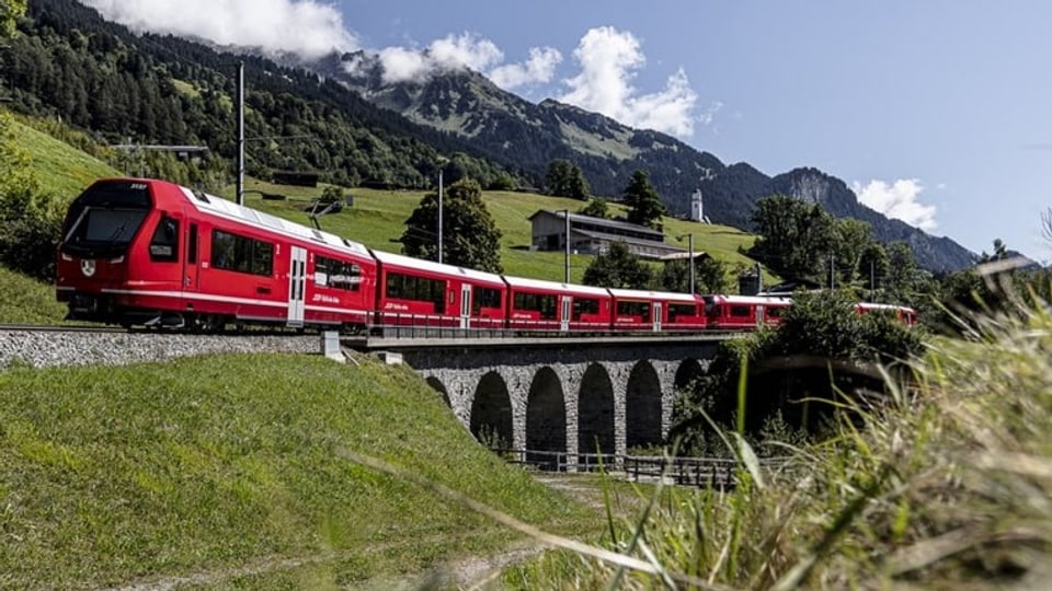 Foto d'in tren da la Viafier retica