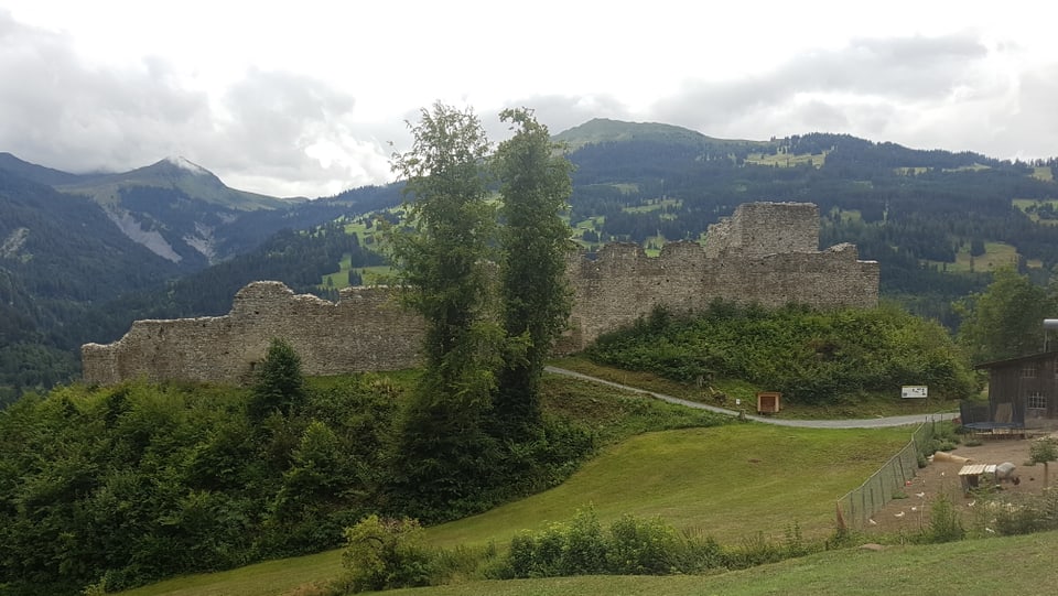 Gist al cumenzament dal vitget da la vart sanestra sa chatta la ruina Castels.