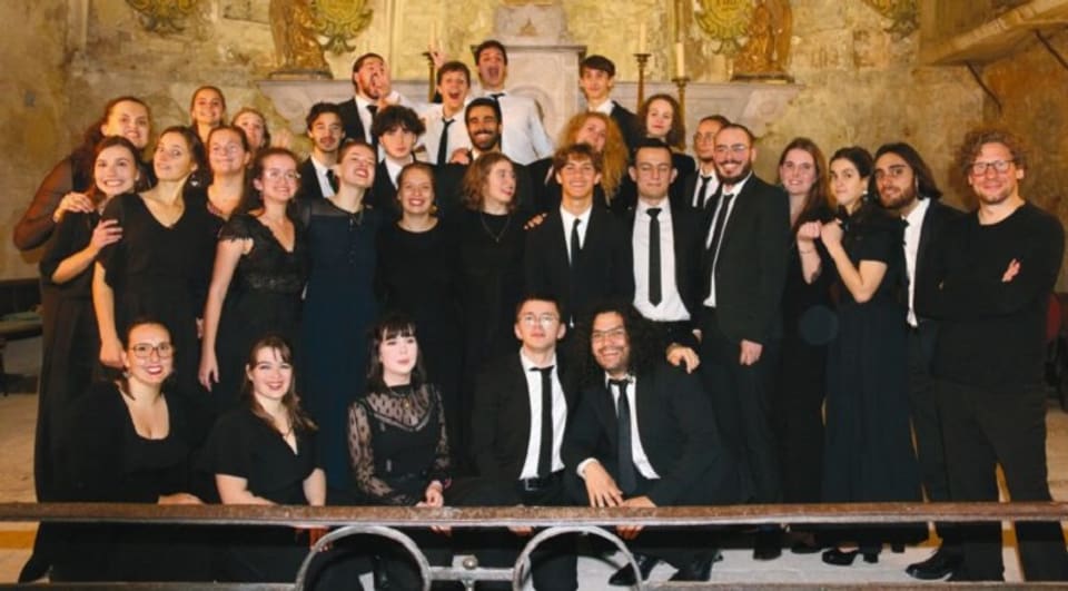 jugendchor, gekleidet in schwarz