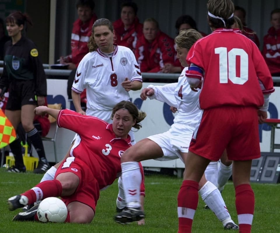 Weltmeisterschafts-Qualifikationsspiel 2002 der Frauen zwischen der Schweiz und Dänemark.